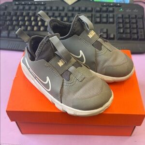 Nike Kids Gray Slip-On Sneakers Flex runner 9c